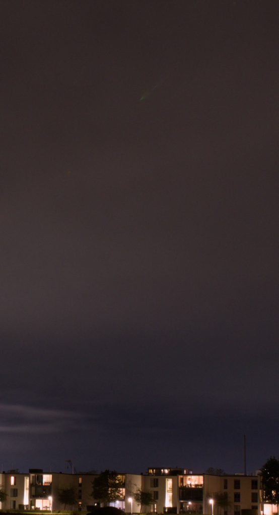 Komet C/2025 A6 Lemon ses øverst